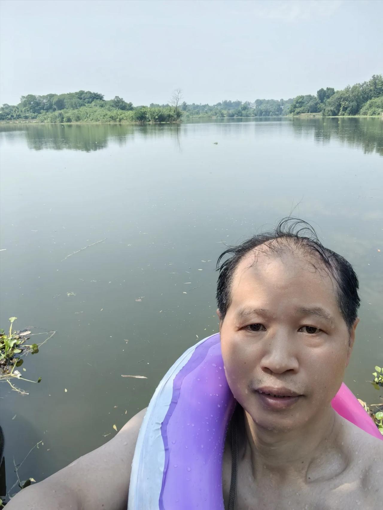 昌荣兄带我石蛋口水库游泳
 
骄阳灼地暑难禁，
兄弟相携找碧浔。
石蛋涵光浮雾气