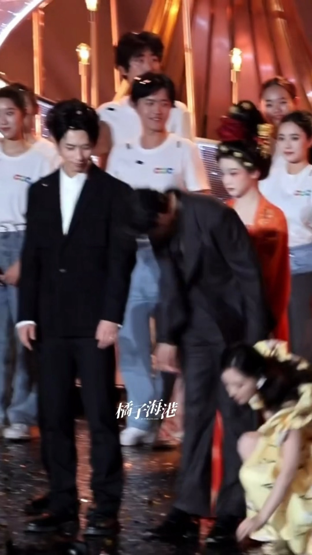 金毛小勋：人，让我教你怎么抖彩带。啊啊啊啊啊啊啊啊啊啊完全可爱小狗哒🥰🥰魏大