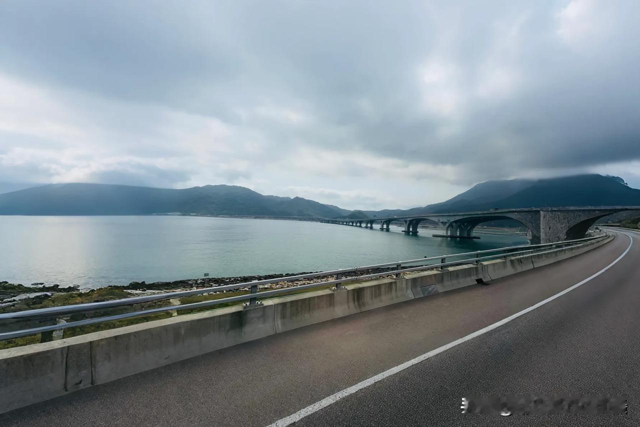 海洋与公路的交织，是自由在蔓延。云雾缭绕的山峦下，公路通往辽阔天地，那里藏着无尽
