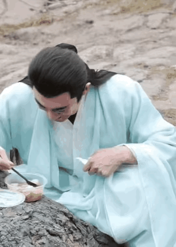 林更新有自己的房车，但他仍然选择坐小板凳吃饭，很低调也很随和。 ​​​