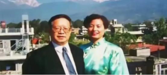 2005年，外交官朱敏才退休后，不顾儿女的阻拦，带着妻子离开家，这一走，杳无音信