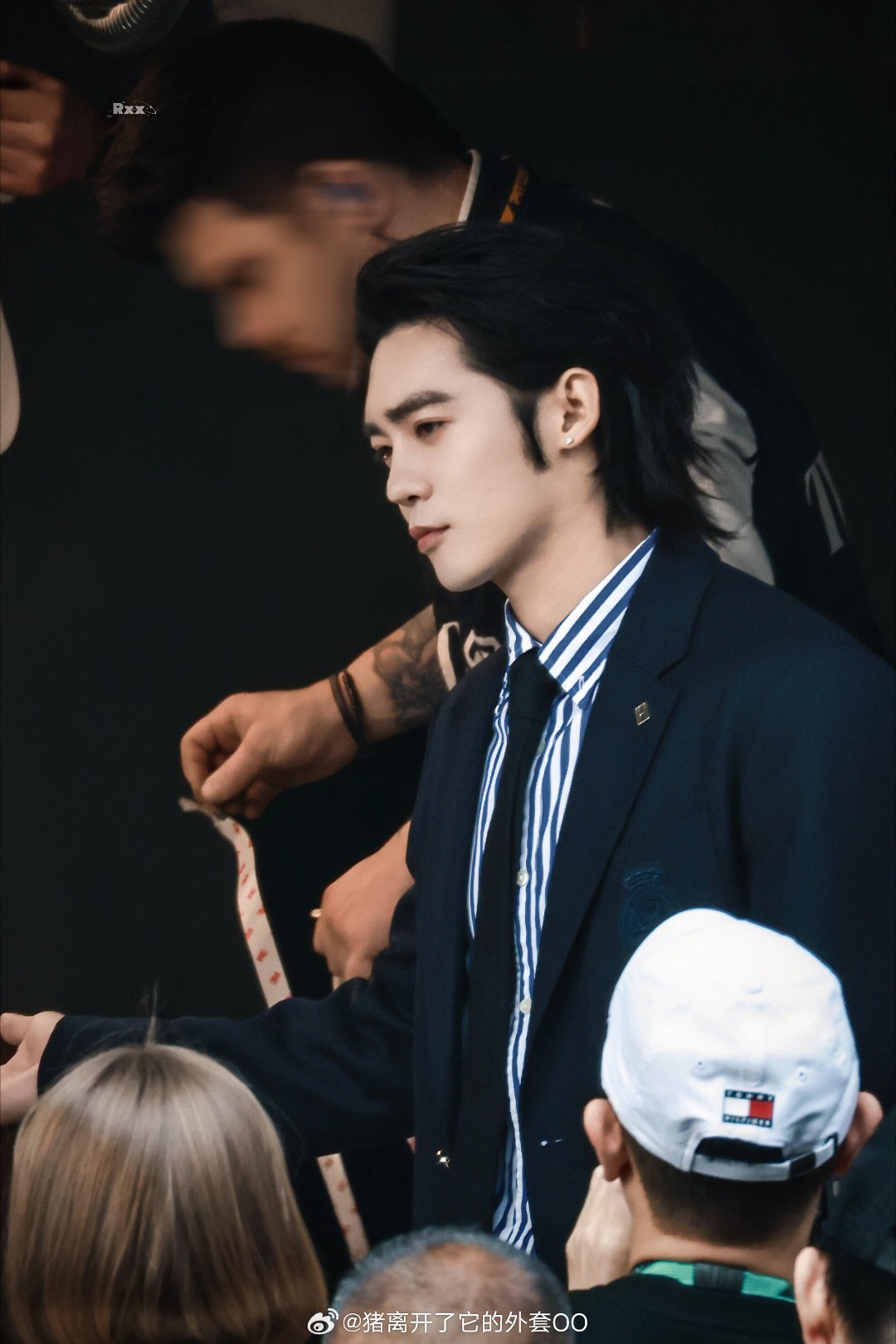 于适李昀锐f1赛事现场路透，西装男和机车服男神炸街！ 