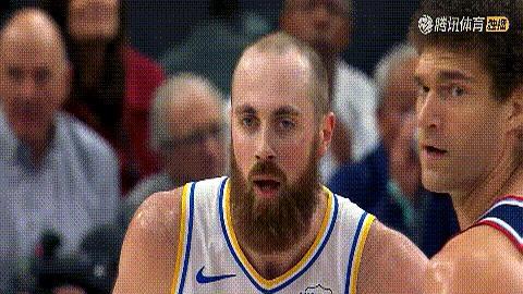 拖着全联盟最脆弱的膝盖，他却选了最暴烈的终结。
 
首节第七分钟，伦纳德体前变向