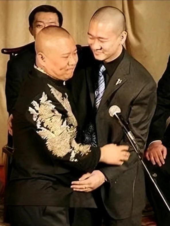 郭德纲这次太过分了！因为昨天曹云金发文愤怒表示：听云轩在开业当天，就遭受到了大量