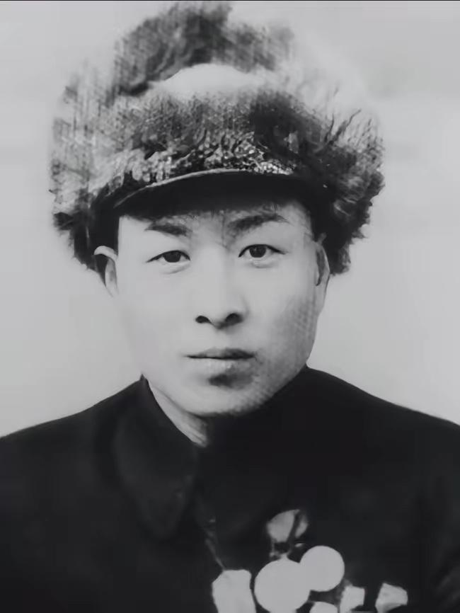 一个战士撞见八个鬼子在河边追一个抱娃的农村妇女，他枪里就三发子弹，他没躲，枪却对