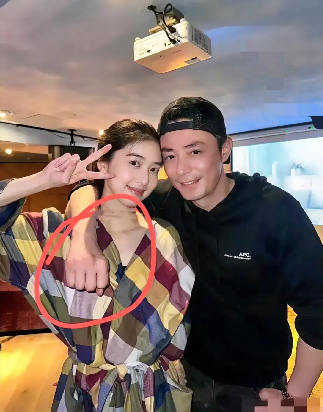 霍建华李凯馨合照引发热议，一直不太喜欢霍，也没什么绯闻，但他每部电视或电影的人设