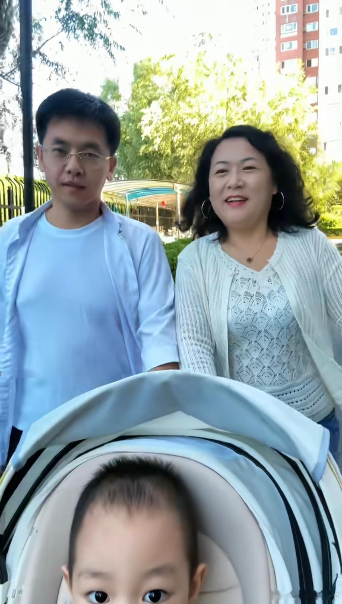 50岁亮相的翁帆，65岁跳舞的杨丽萍，75岁的演员刘晓庆，她们的共同点都是没有生