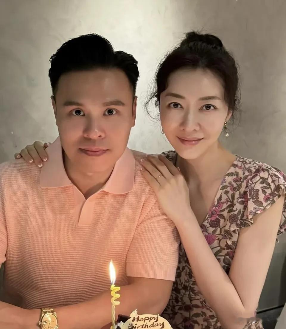 熊黛林嫁的其实也不是豪门，反正他老公的身家比郭富城差远了，而她老公身价大概4亿新