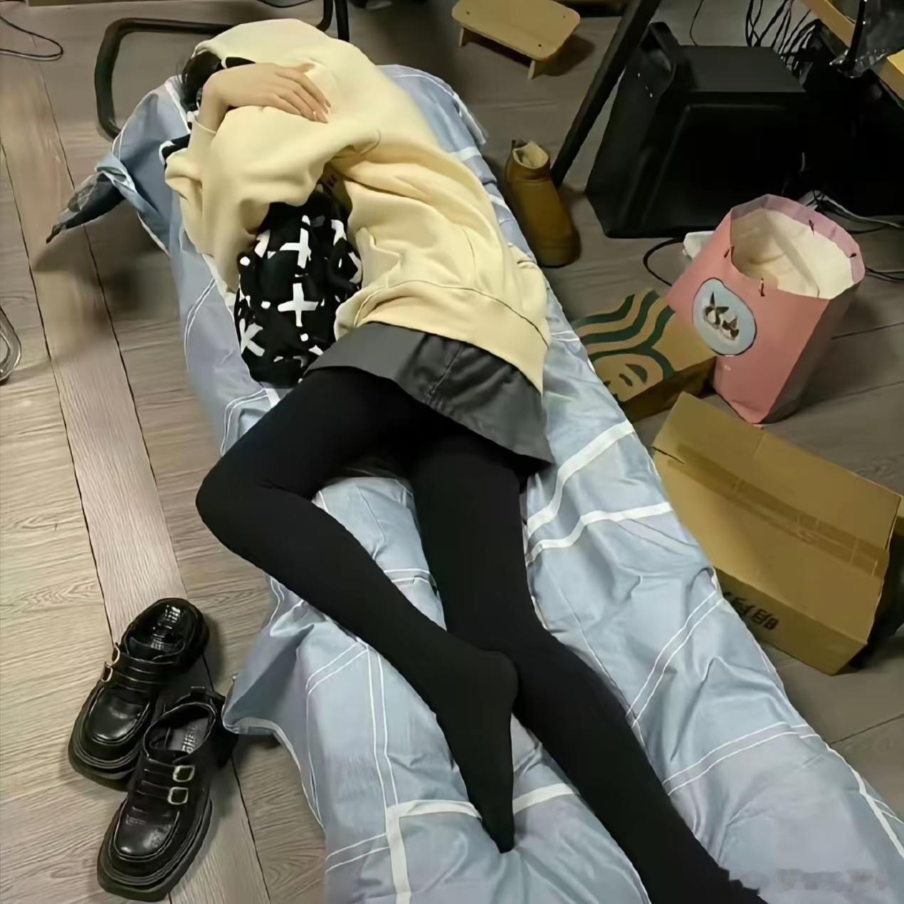 员工午休条件简陋，不知道老板看了会不会心疼。 