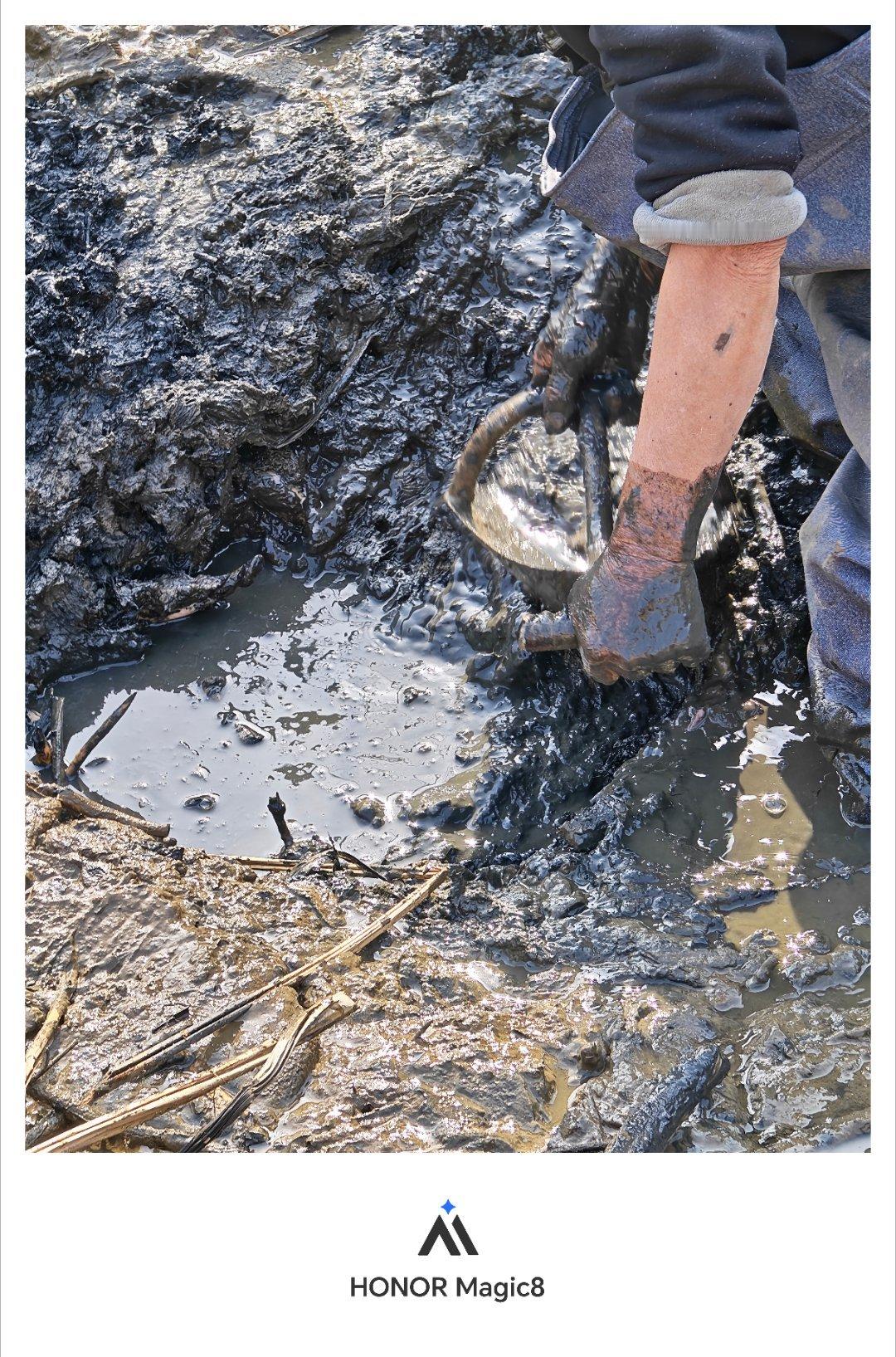 春节摄影大赛过年了，挖点藕煲汤。每年春节回家，都能吃上自家种的藕，炖上土鸡，那个