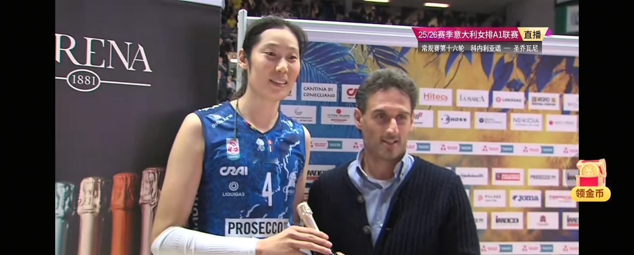 当所有人的镜头都对着朱婷扣杀时，有个女孩正在地板上翻滚27次。
朱婷两局半解决战