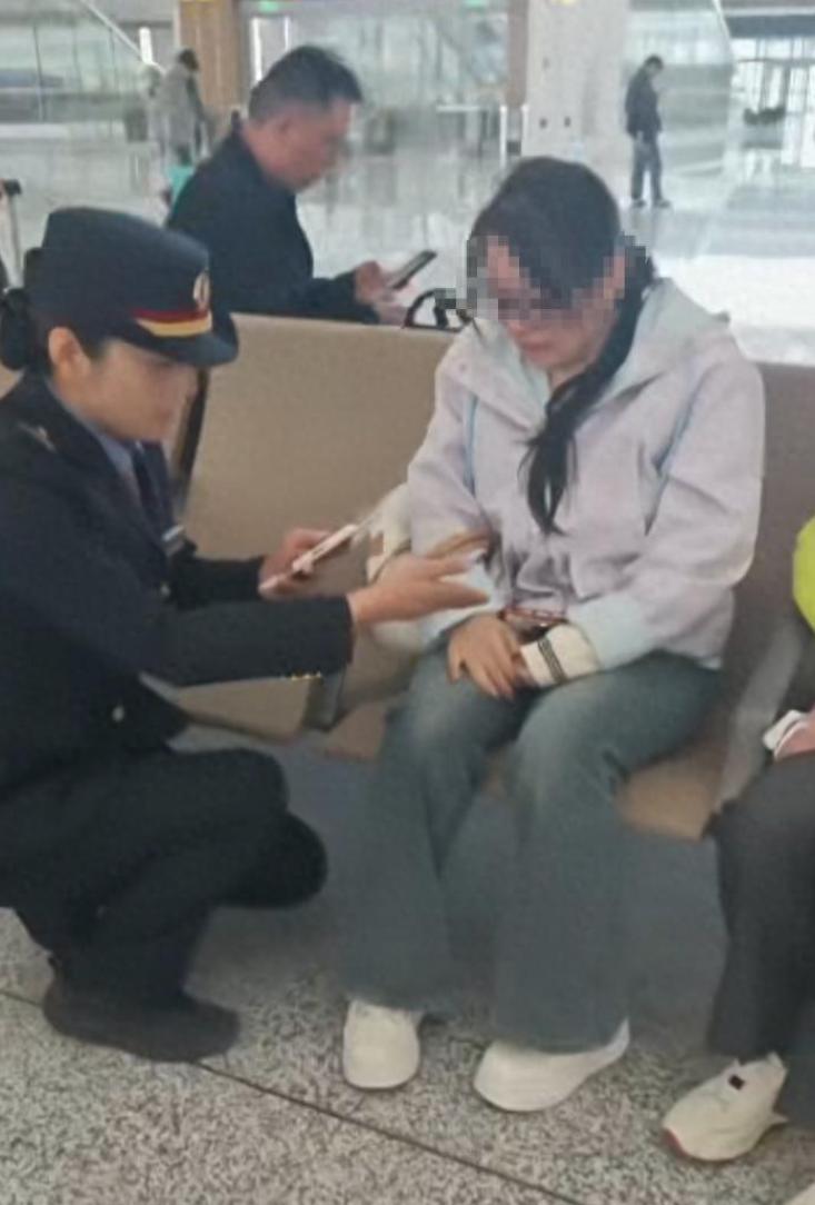 看哭了！陕西西安，车站候车室，一个姑娘接起电话，没听几句，整个人就垮了。电话那头