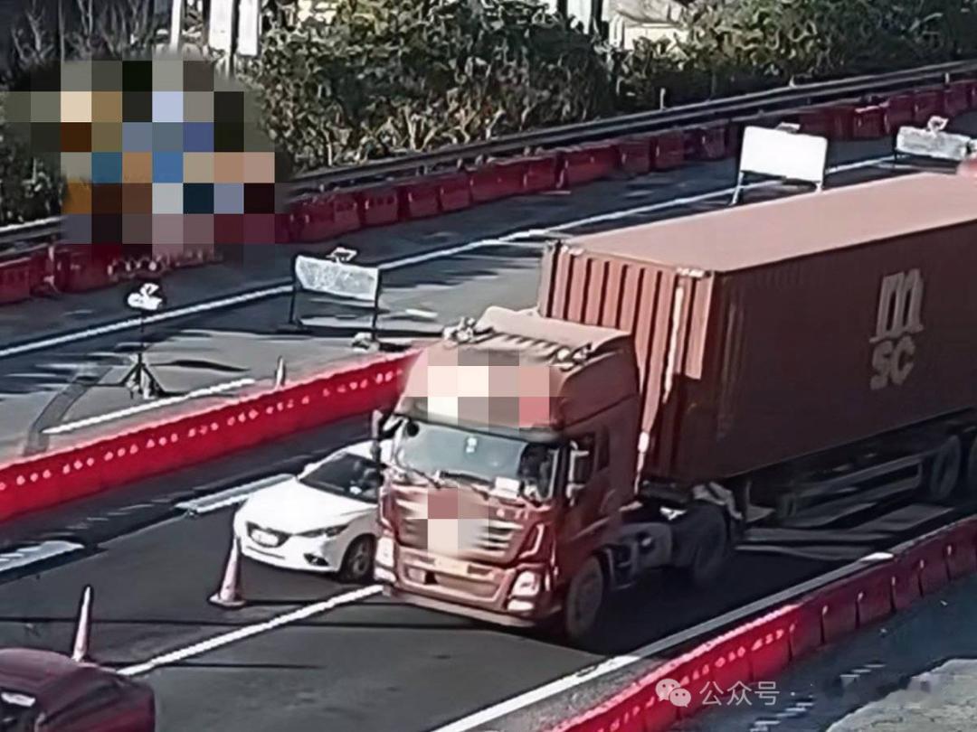 高速变道与货车剐蹭 小车：我车头过来了

近日，G15沈海高速台州段上演惊险一幕
