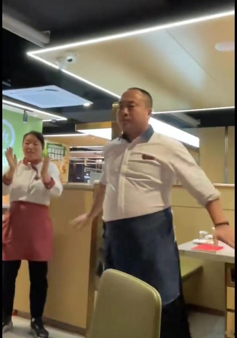 #退役武警入职海底捞跳独创庆生舞走红# 看了海底捞员工跳庆生舞，这画面太美了，我