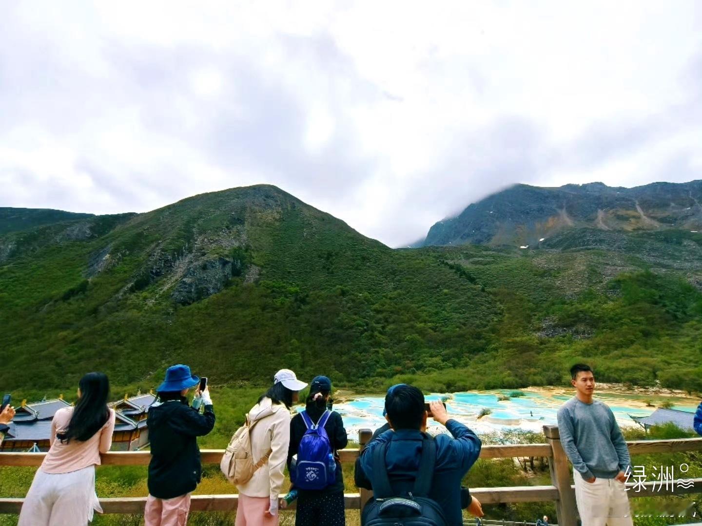 错峰出行：初秋性价比与体验双优 选择8月底至9月初出游黄龙，不仅能避开暑期人潮和