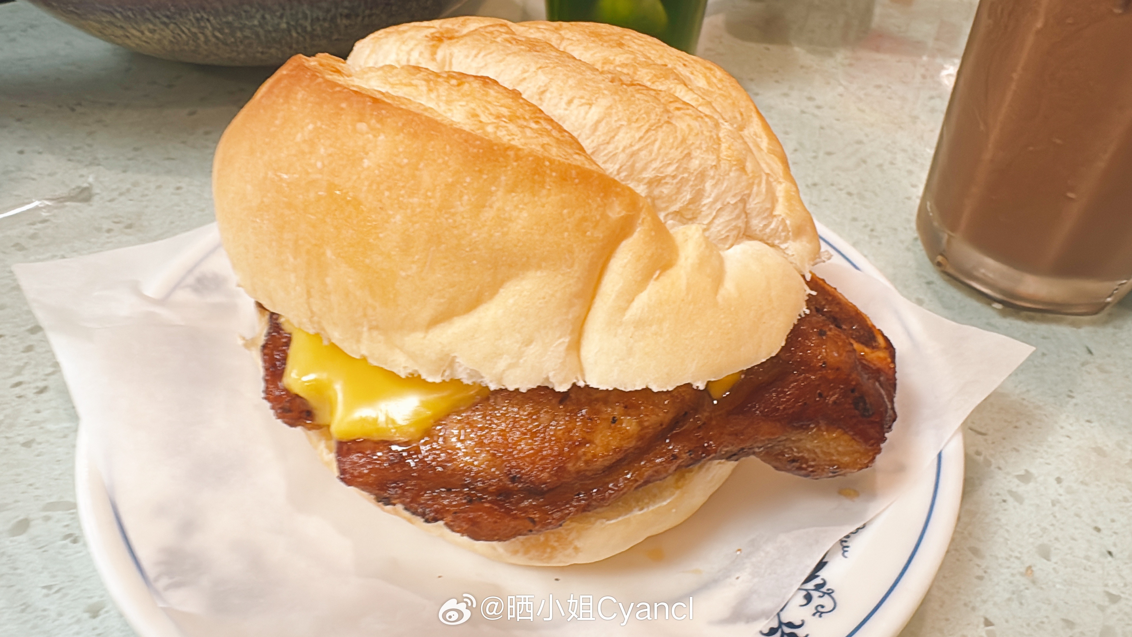 这个猪仔包好得！拍完野稳好野食跟住出发南站途中化妆，睇波……好充实啊！ 广州·闲