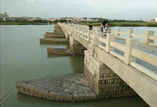 北宋皇祐五年至嘉祐四年，泉州太守蔡襄主持营建洛阳桥，匠人群体在江海交汇的复杂水域