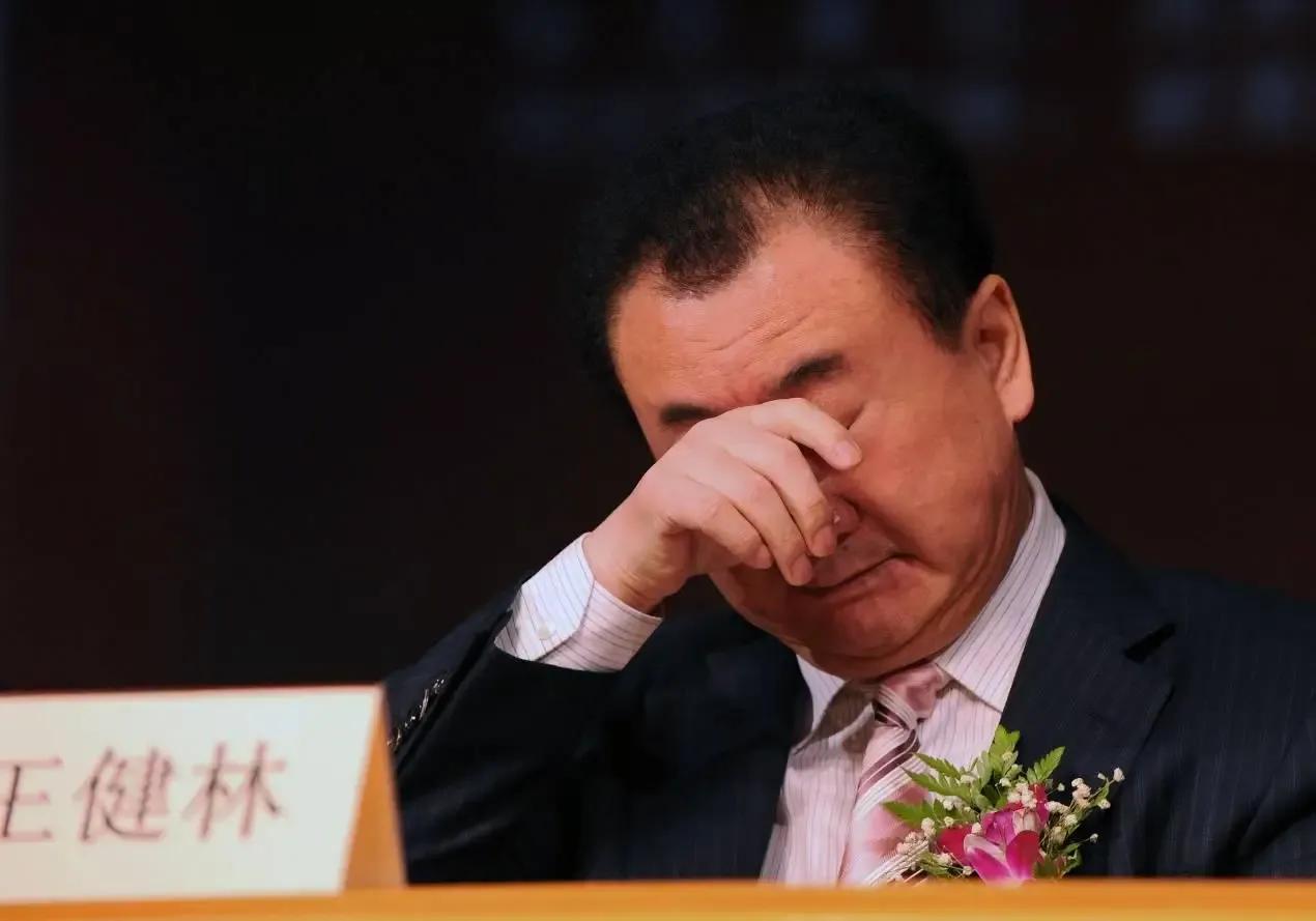 万达王健林，之所以没有成为第2个恒大的许家印，就在于立场不同以及选择不同：
第一