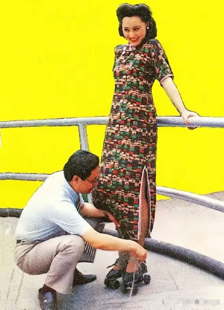 80年代, 45岁的张学津蹲在地上给24岁的妻子大宋佳系溜冰鞋鞋带时的...