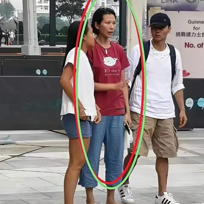 最中间这位美女是谁？
她怎么大变模样了，这还是你们认识港姐吗？
她的皮肤很黑，穿