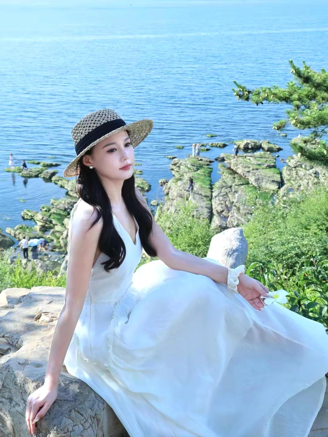 海边白裙少女阳光下的浪漫时光沙滩白裙少女浪漫温柔又优雅