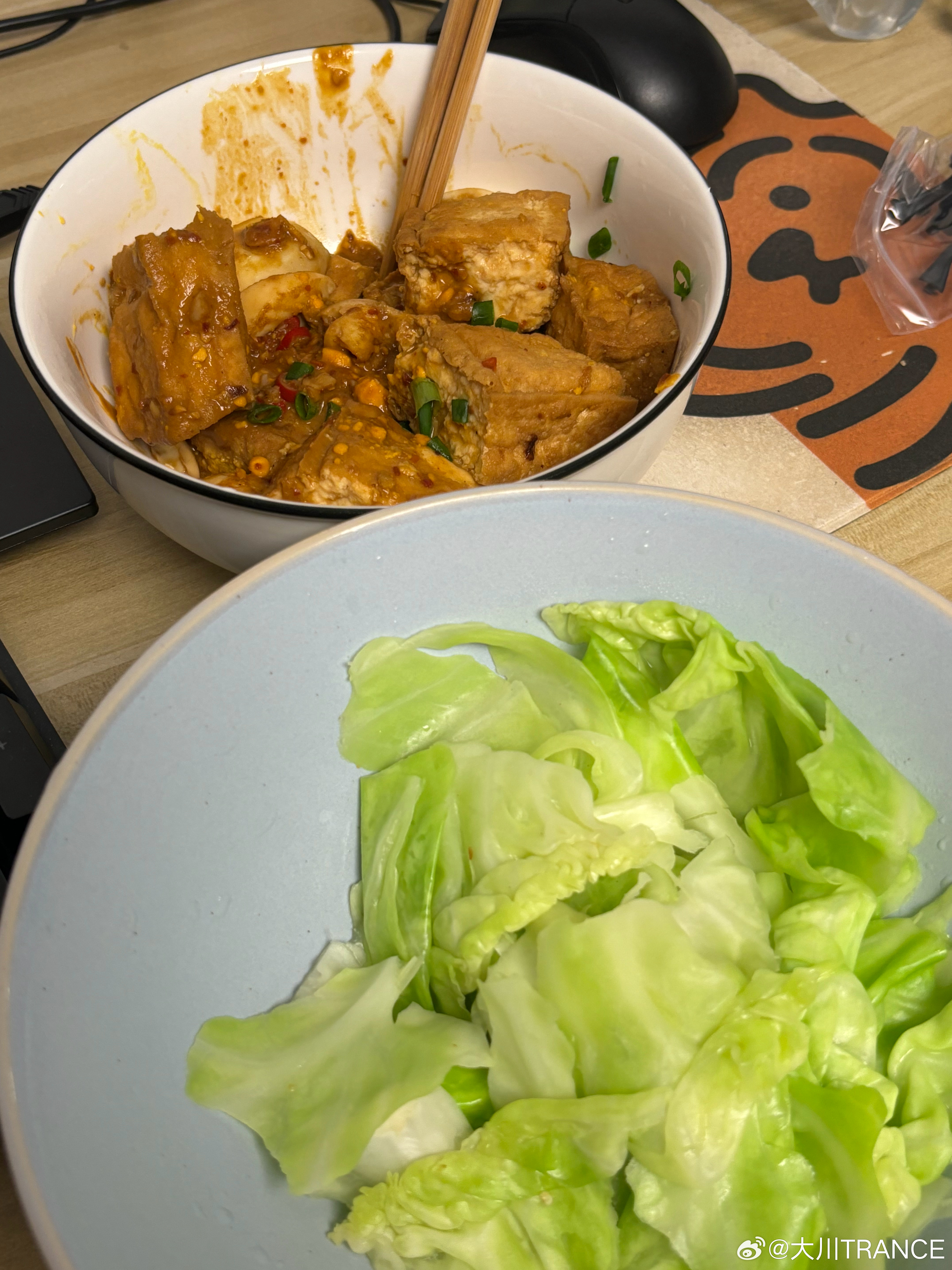 水煮蛋的蛋黄炒出沙，加大量蒜末，然后放入买的砂锅豆腐，加点水闷一下，耗油生抽老抽