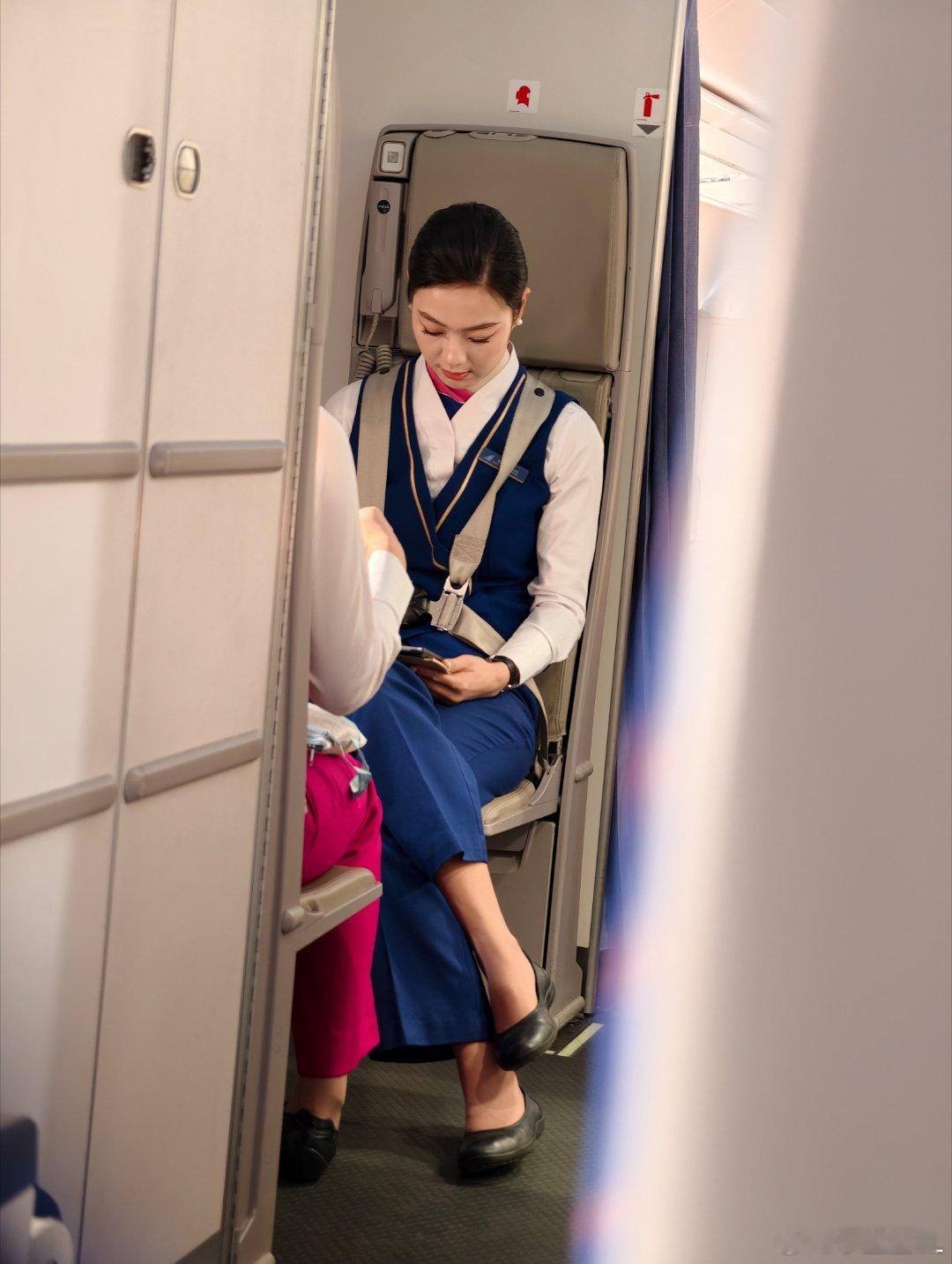 今天坐这趟飞机真养眼。这个空姐好漂亮啊，很大气舒展的长相，没有一点科技感。完全是