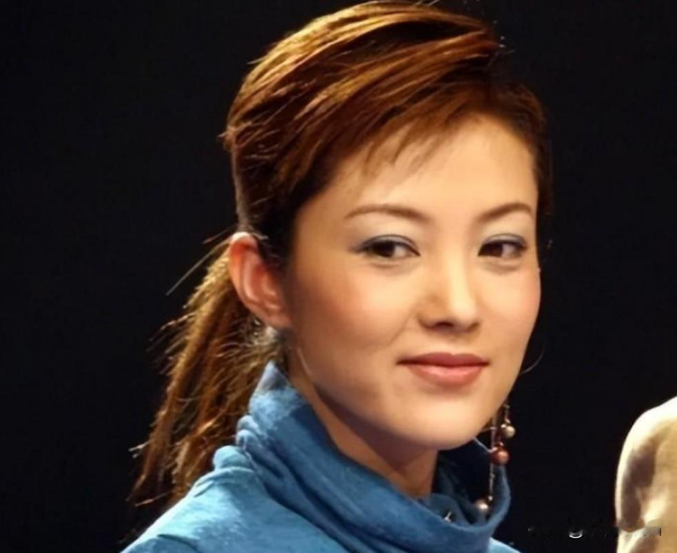 一九九四年的一个雨夜，广东省某酒吧后台，一位女子正对着镜子轻声哼唱："明月几时有