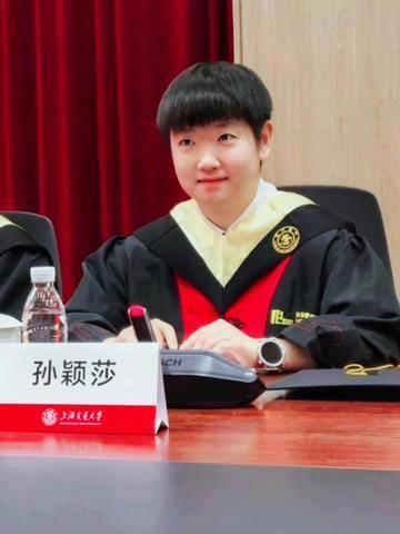 莎莎同学大学毕业啦
终于找到了孙颖莎同学从上海交通大学毕业的相关照片啦！
学校特
