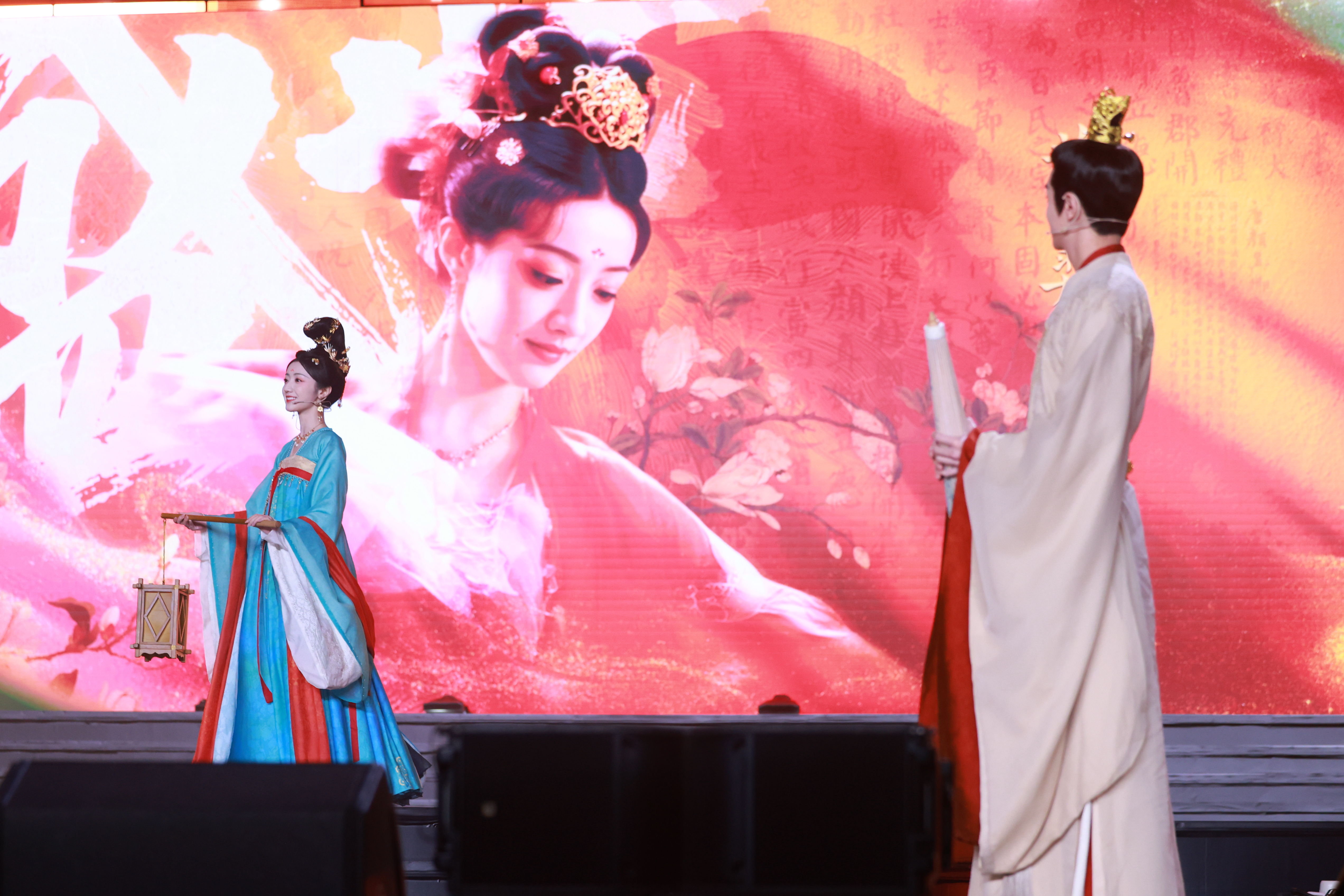 官鸿盛世天下盛世天下女帝篇 赤袖藏风，锦龙映耀；执伞相逢，星灯赴约。感谢今天如约