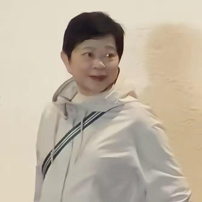 流水的身边人，铁打的梁美薇✨64岁的梁美薇（小美），一辈子无婚无子，把整整三十多