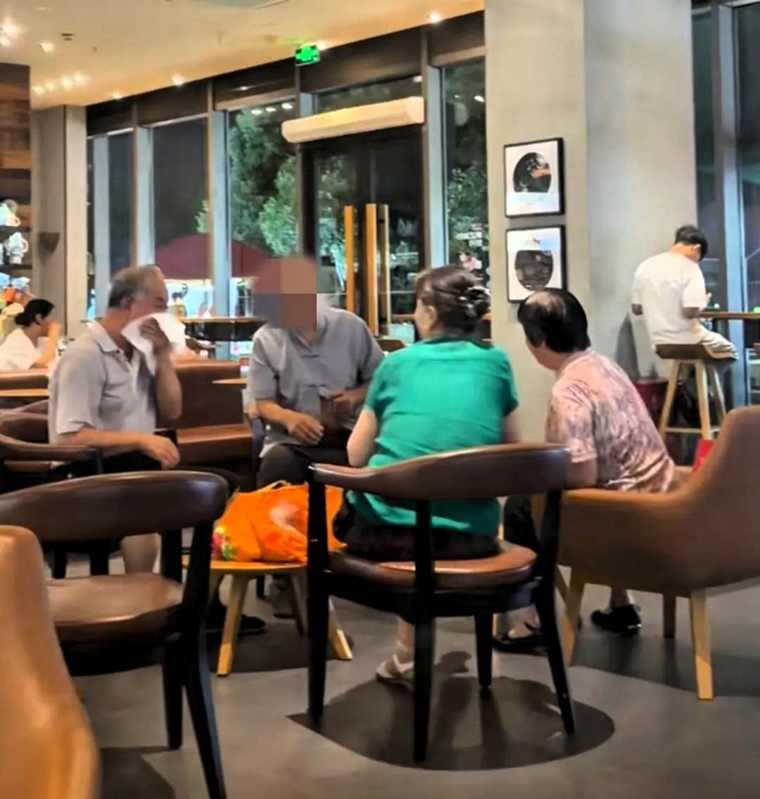 一群老人到咖啡馆蹭空调，干坐着不消费，店员直接把空调关了。有人说这餐厅格局太小了