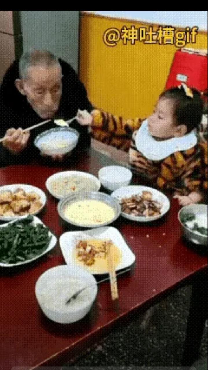 这是言传身教，还是本身就把这份爱从小就刻在了骨子里。几代人坐在一张桌子上吃饭，老