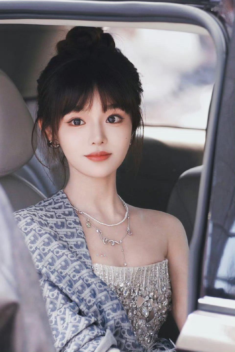 黄霄雲 古风画里走出来的谪仙黄霄云今天是美神降临吧，完全是仙女宝宝，从古风画里走