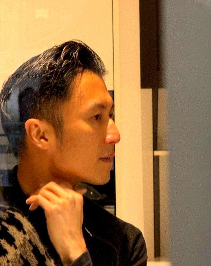 看到45岁谢霆锋的脸，我顿悟了中年男人最该恐惧的根本不是发际线。
他的下颌线像刀