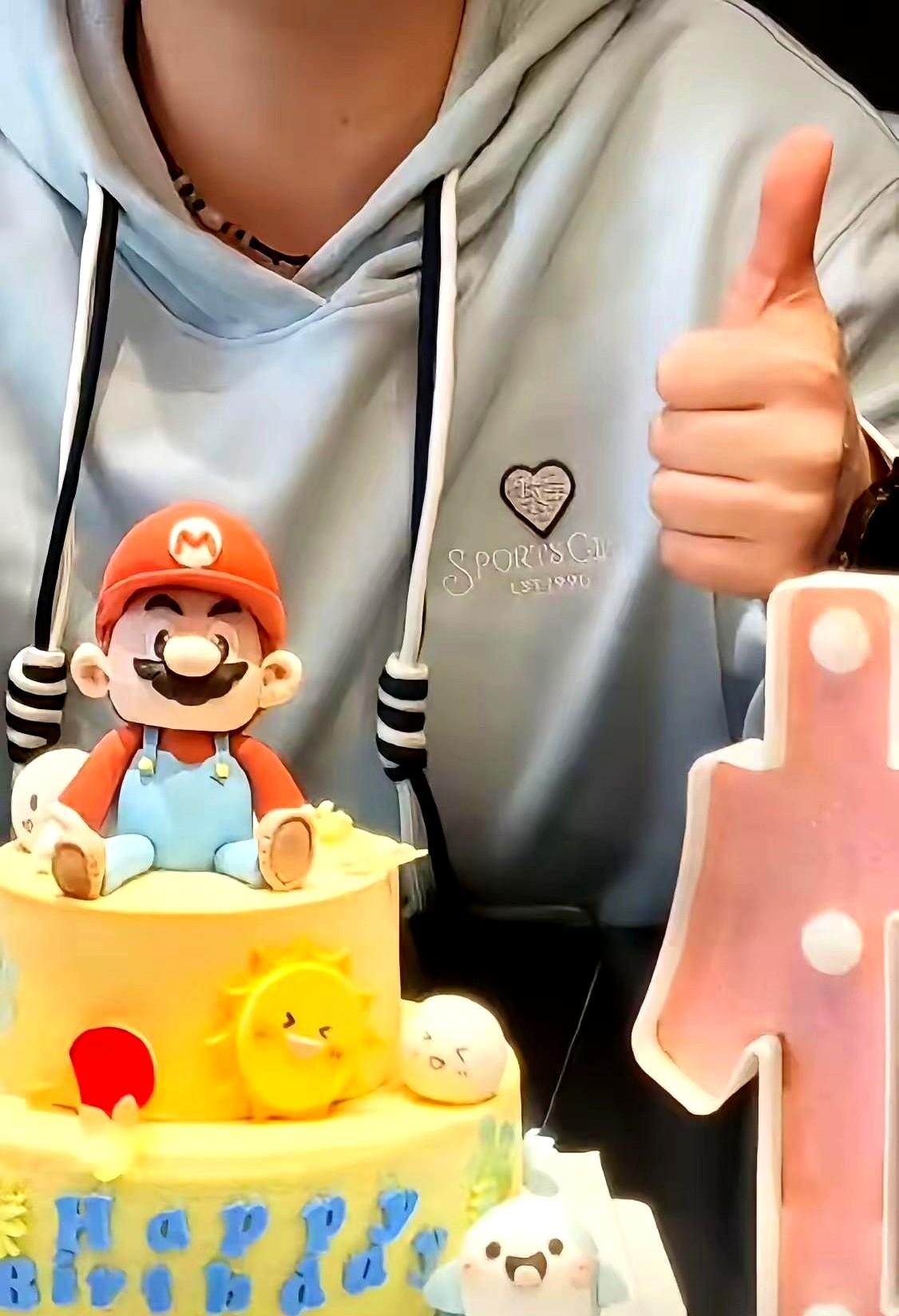 戒指不是婚讯，别替演员办喜事

莎莎直播一句话，两千块道具戒指从求婚神器变回塑料