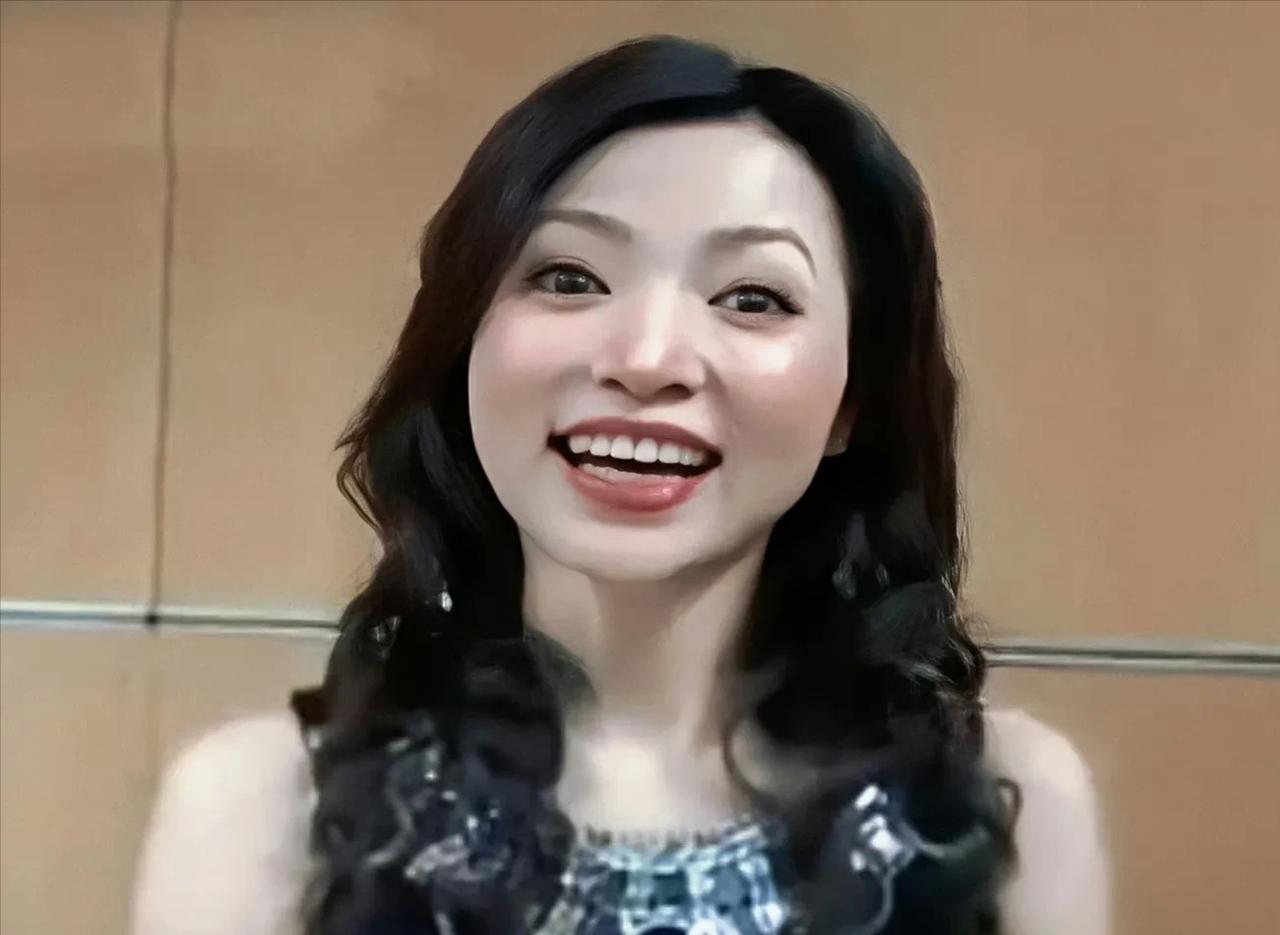董卿20年前青涩旧照曝光！咧嘴大笑露出满口牙，圆脸婴儿肥和现在差别太大，妥妥的颜
