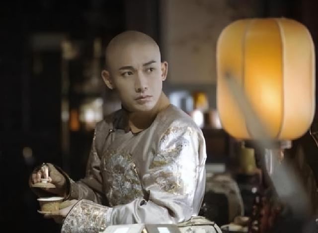 1735年，58岁的雍正皇帝在圆明园突然驾崩，无论是皇后皇子还是身边得宠的大臣，