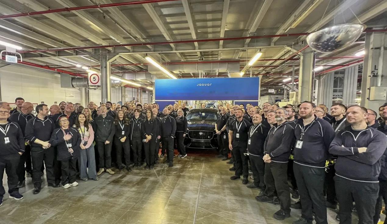 近日，英国索利哈尔工厂内，最后一台捷豹F-Pace完成装配悄然下线，未举办任何官