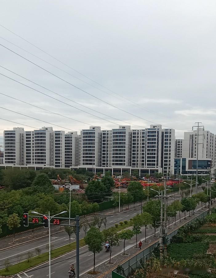 昨夜一场大雨直接“降服”了绵阳持续已久的高温，今天的气温凉爽怡人。
昨夜一场大雨