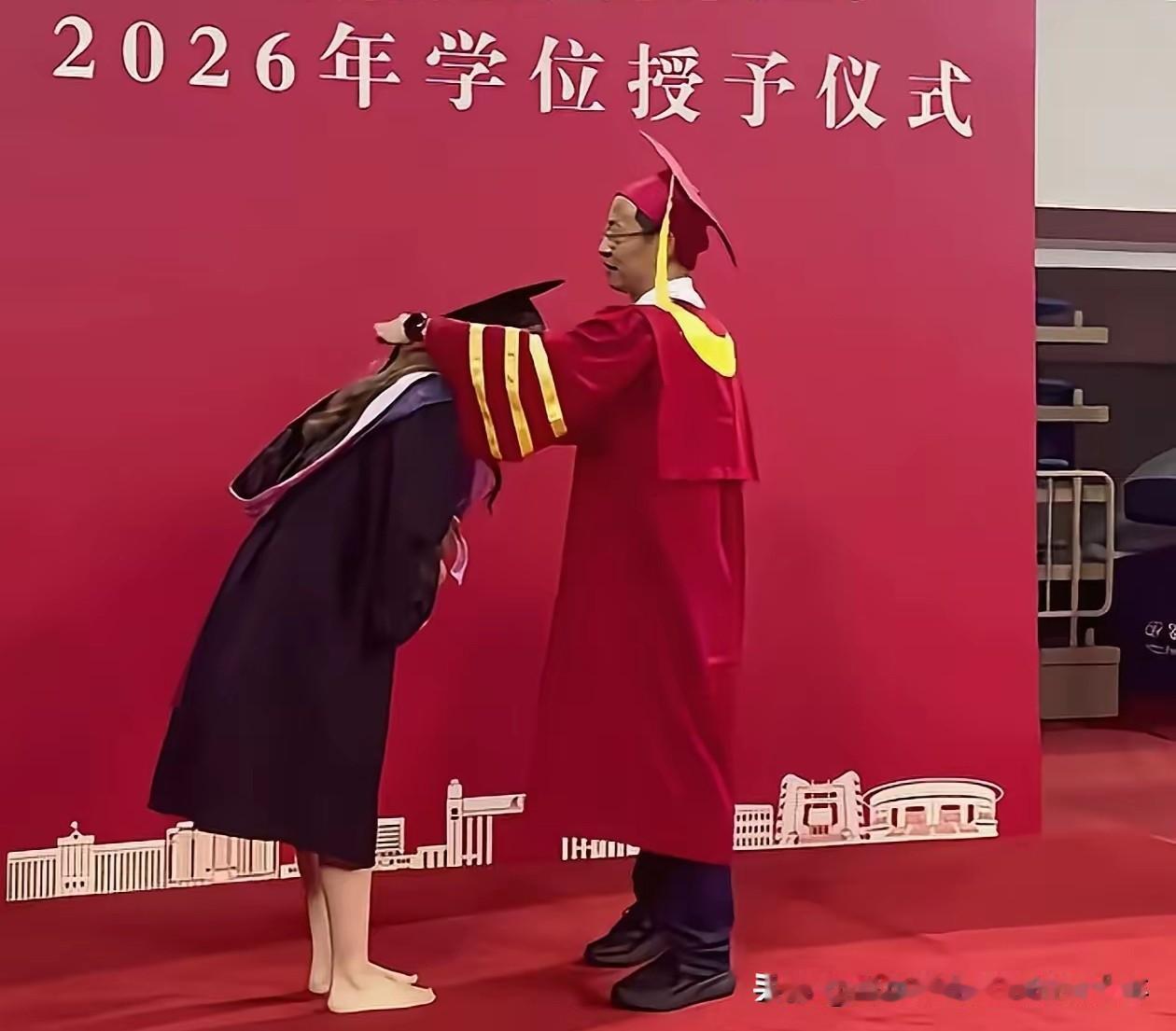 二零二六年六月，一大学的毕业生学位授予仪式上，美女毕业生赤脚登台引发热议 ……