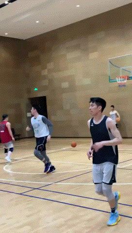 我想问一下黑衣少年，你是想打球呢？还是想打架[碰拳][吐彩虹][吐彩虹][吐彩虹