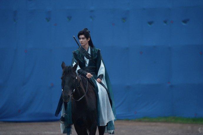 龚俊演完这场sorry全场龚俊演苏暮雨太有反差！剧里怼人气场强，戏外小意外就跳着