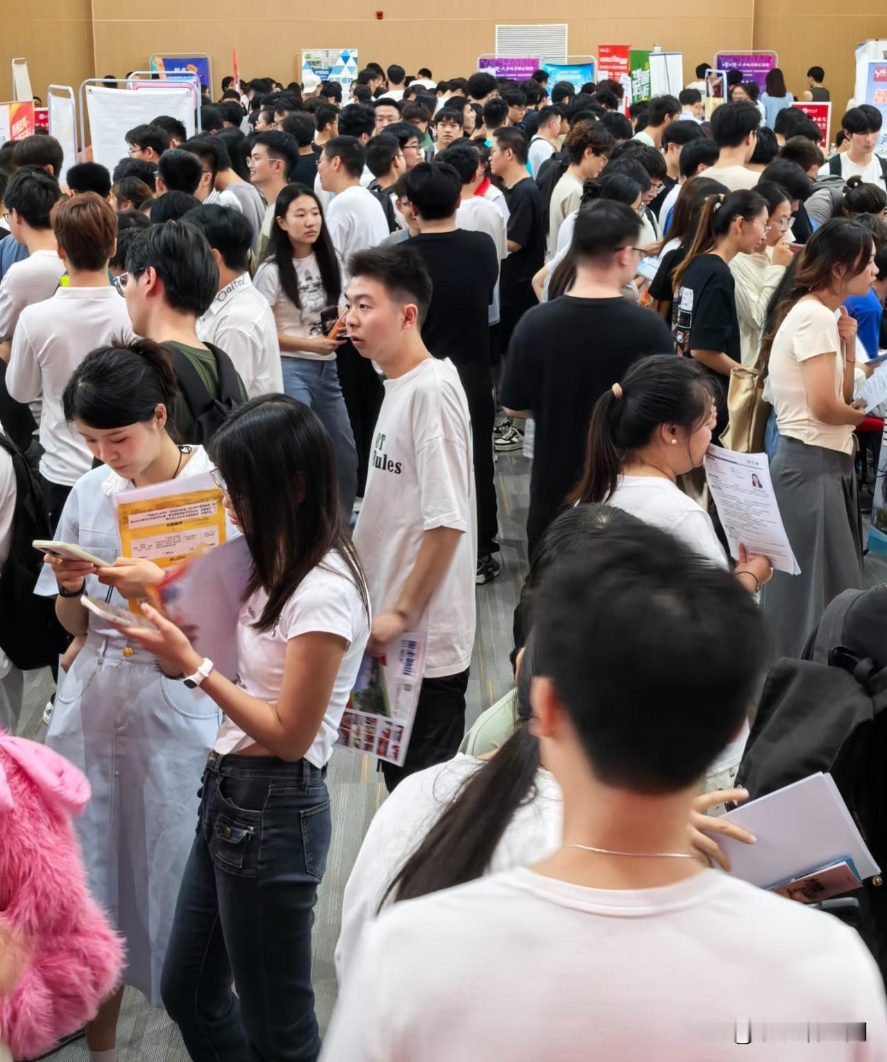 大学生们参加秋季招聘会，
个个都充满活力自信，
现场人才济济呐。