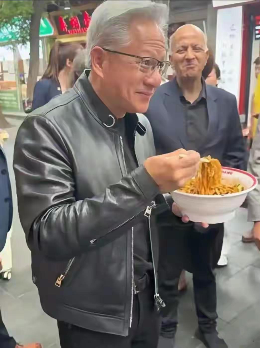正如顶级大佬黄仁勋来华三日，不曾流连知名景区，也未奔赴盛大商业会场，反倒偏爱游走