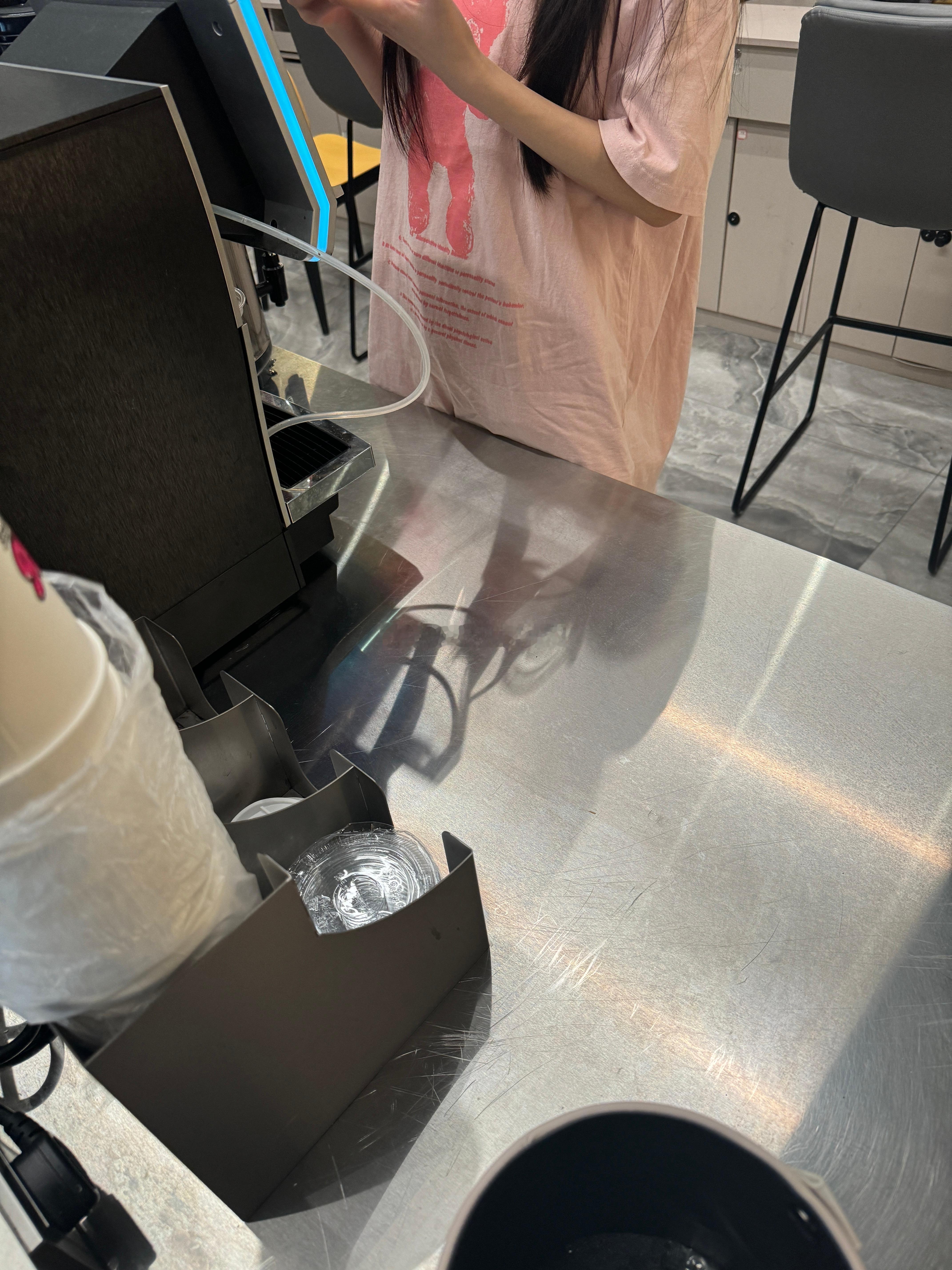 霍杯冰橙美式。健身开启。猪嬲的早上人好多啊！不爽！