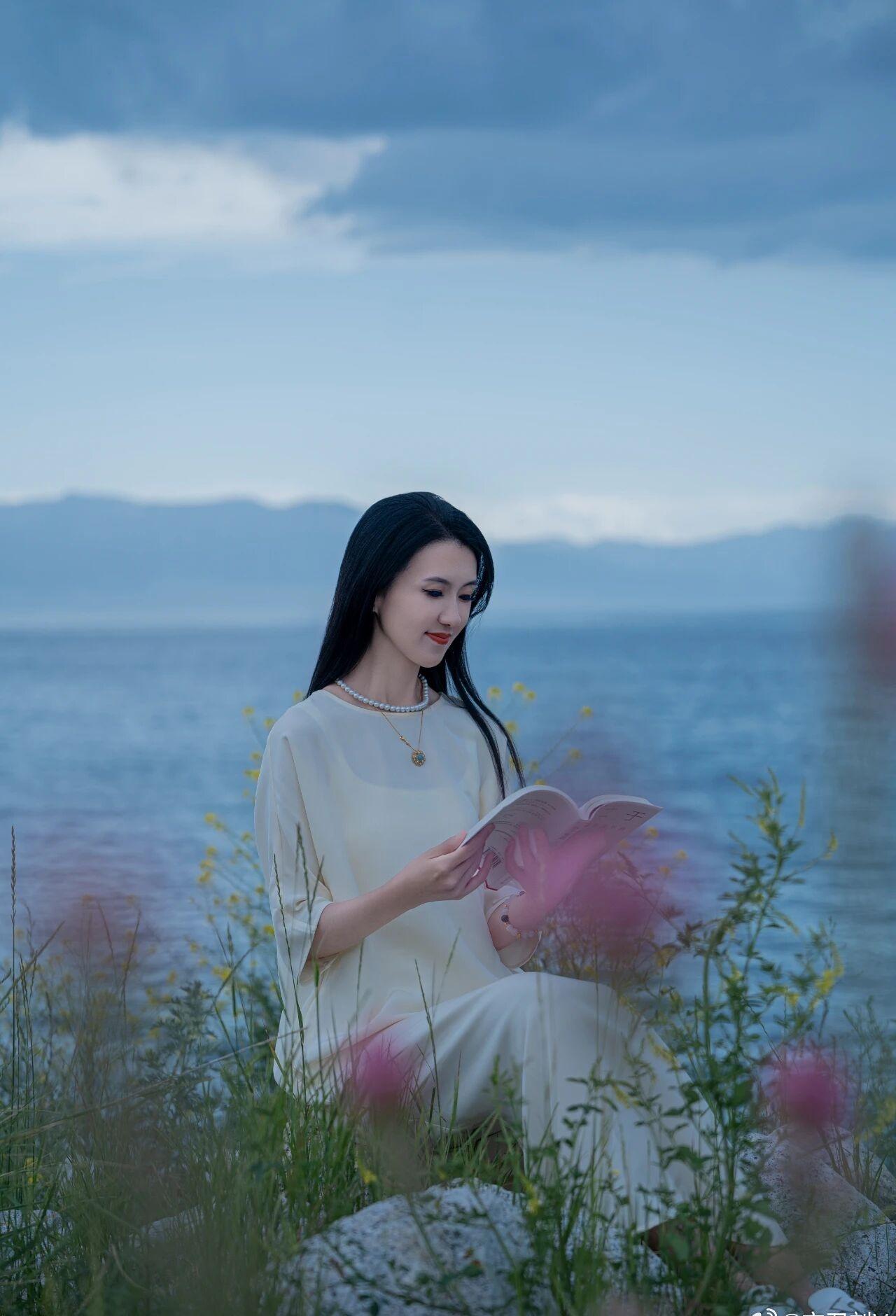 日常[超话]  
女人如花，裙裤各异。[鼓掌]
爱穿裙子的女人，是偏爱生活的浪漫