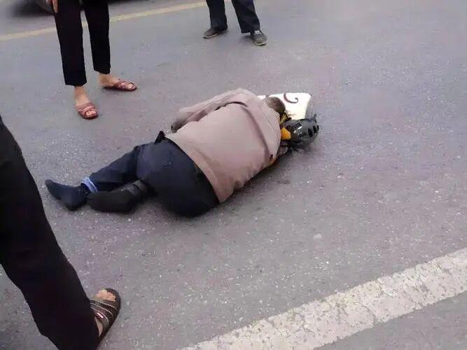 长沙老人摔倒这事儿，真是越想越让人心里不是滋味！33 分钟 49 个人路过，愣是