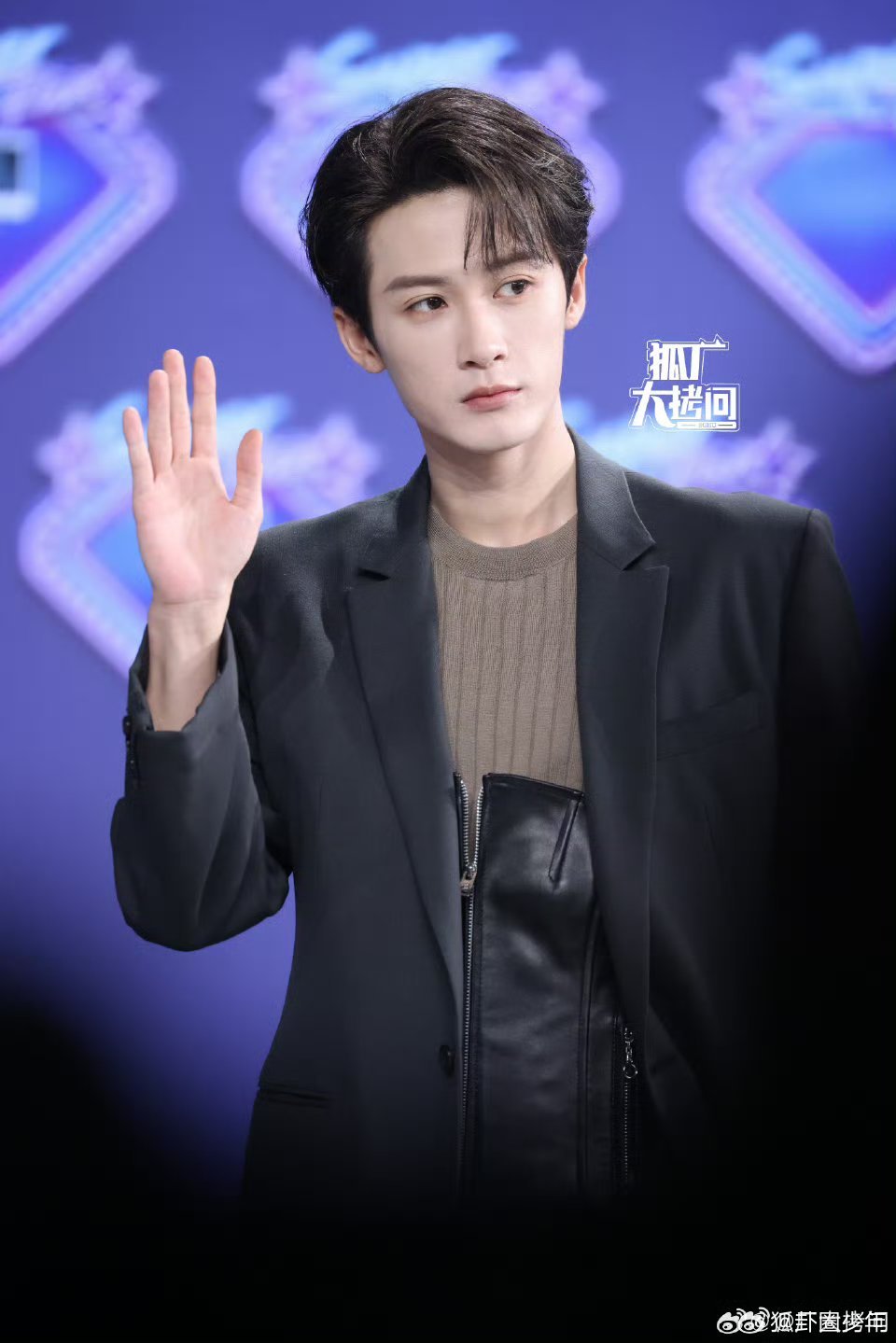 檀健次QQ音乐巅峰之夜红毯生图檀健次巅峰之夜压轴檀健次红毯生图颜值暴击！生图比精