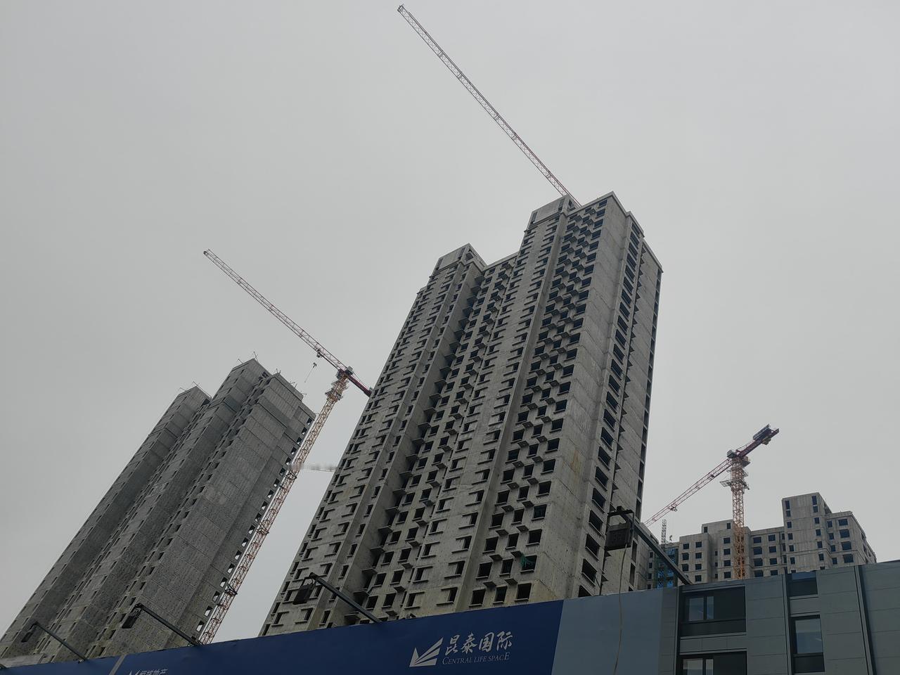 我和国强同年同月生人，又一起上了小学，国强初中没毕业，16岁就上班挣钱了，我24